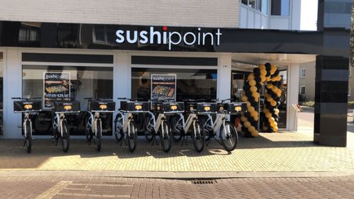 跨界送温暖 荷兰寿司连锁店创新援助，送餐员化身百货使者